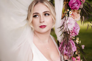 cincinnati ohio wedding photographer captures bride with veil and pink roses