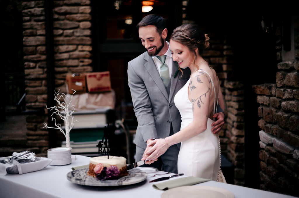 cincinnati nature center weddings cake cutting 