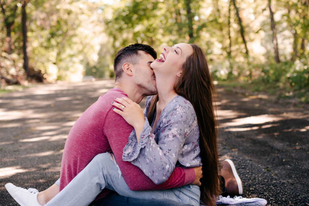 couples photos poses fall engagment session at sharon woods park 